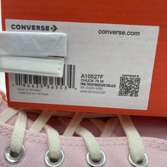 Converse Men’s A10527F
CHUCK 70 HI
PINK FROSTING/EGRET/BLACK High-Top Sneakers - Picture 14 of 16